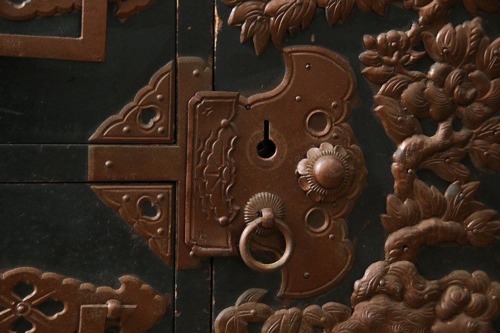 和製アンティーク　上手物!!　総桐材　立派な金具が際立つ上質な庄内箪笥　(R-085761)