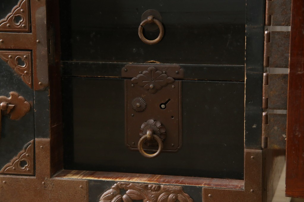 和製アンティーク　上手物!!　総桐材　立派な金具が際立つ上質な庄内箪笥　(R-085761)