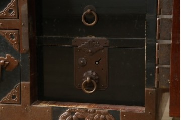 和製アンティーク　上手物!!　総桐材　立派な金具が際立つ上質な庄内箪笥　(R-085761)