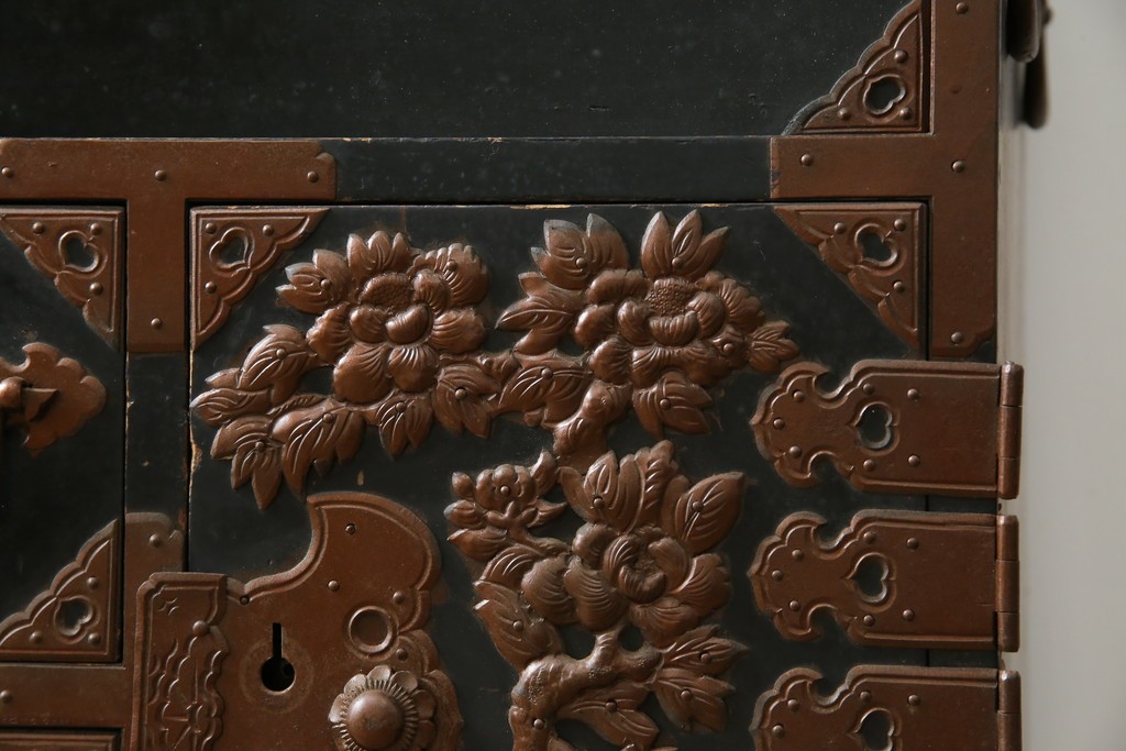 和製アンティーク　上手物!!　総桐材　立派な金具が際立つ上質な庄内箪笥　(R-085761)