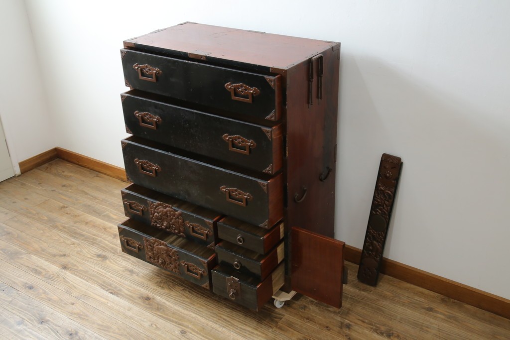 和製アンティーク　上手物!!　総桐材　立派な金具が際立つ上質な庄内箪笥　(R-085761)