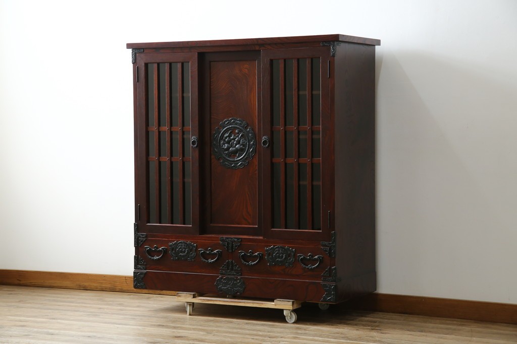 中古　美品　岩谷堂箪笥　牡丹文様の飾り金具と格子ガラス戸が印象的なキャビネット　(R-085763)