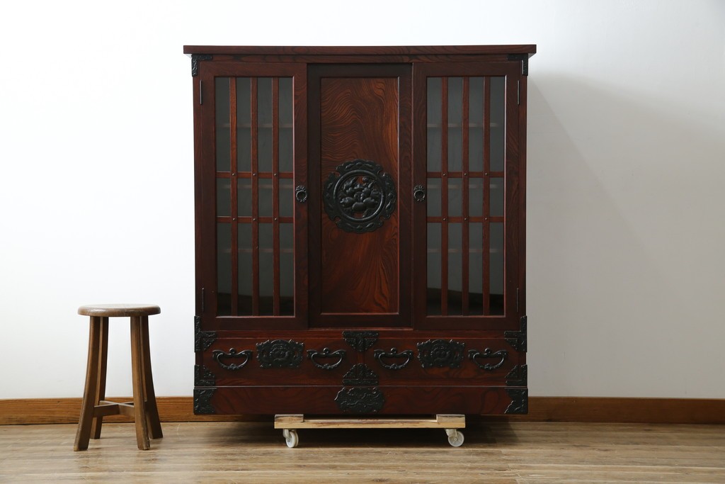 中古　美品　岩谷堂箪笥　牡丹文様の飾り金具と格子ガラス戸が印象的なキャビネット　(R-085763)