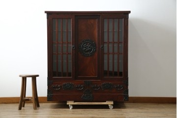 中古　美品　岩谷堂箪笥　牡丹文様の飾り金具と格子ガラス戸が印象的なキャビネット　(R-085763)
