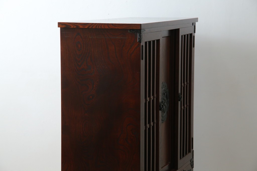 中古　美品　岩谷堂箪笥　牡丹文様の飾り金具と格子ガラス戸が印象的なキャビネット　(R-085763)