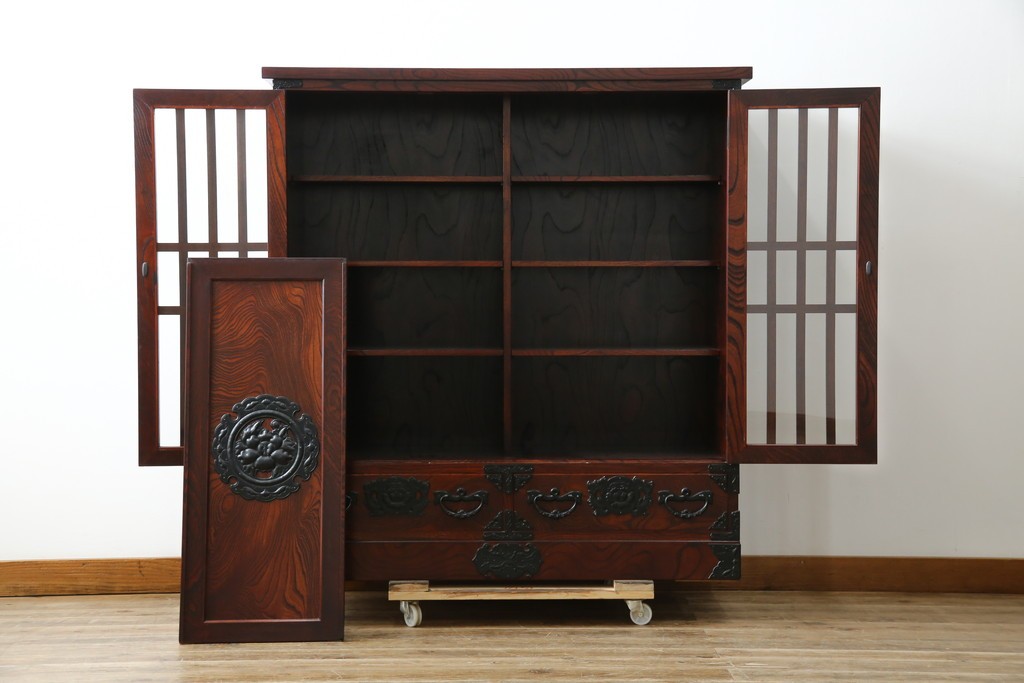 中古　美品　岩谷堂箪笥　牡丹文様の飾り金具と格子ガラス戸が印象的なキャビネット　(R-085763)