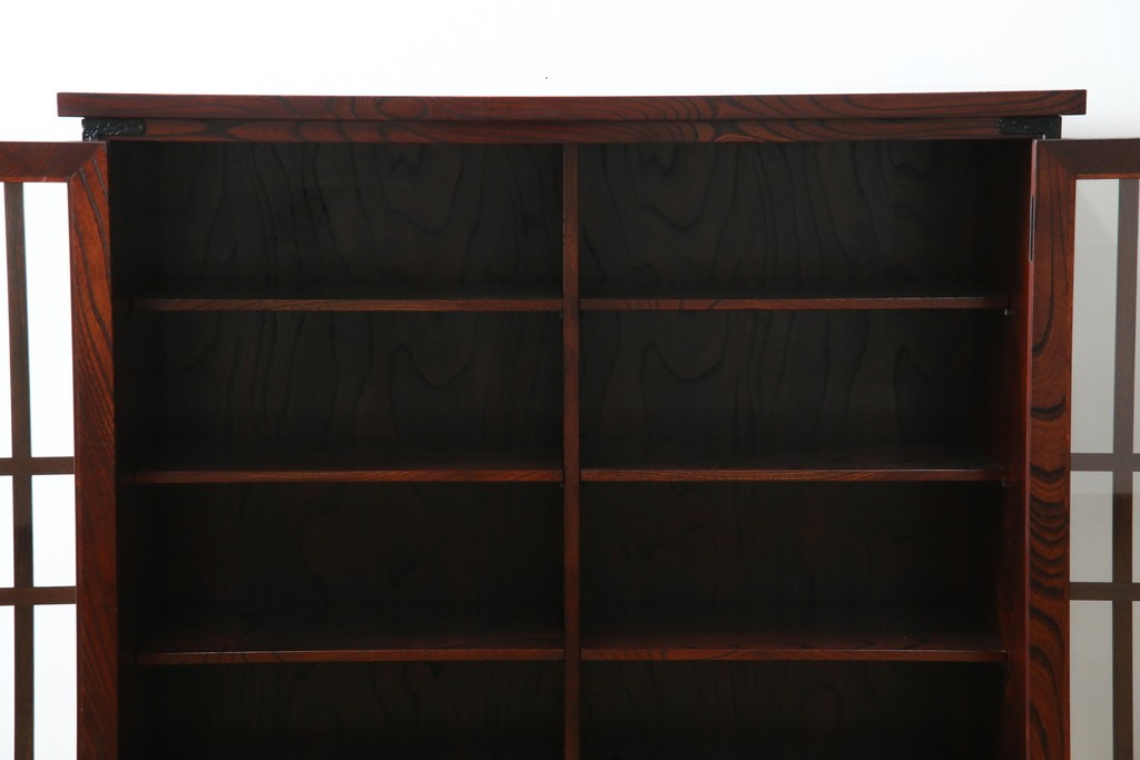 中古　美品　岩谷堂箪笥　牡丹文様の飾り金具と格子ガラス戸が印象的なキャビネット　(R-085763)