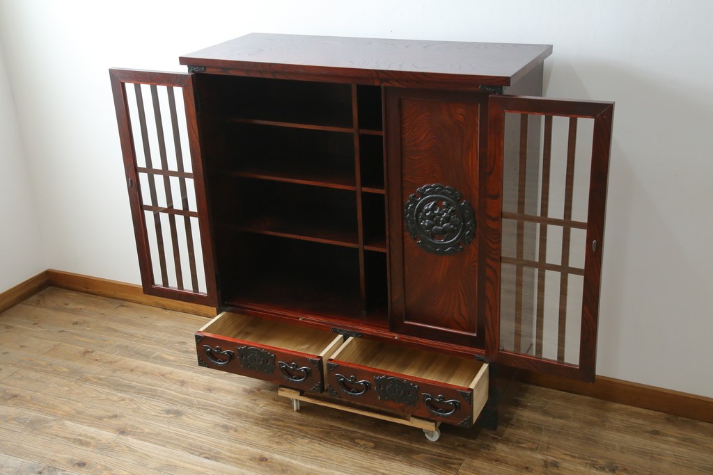 中古　美品　岩谷堂箪笥　牡丹文様の飾り金具と格子ガラス戸が印象的なキャビネット　(R-085763)