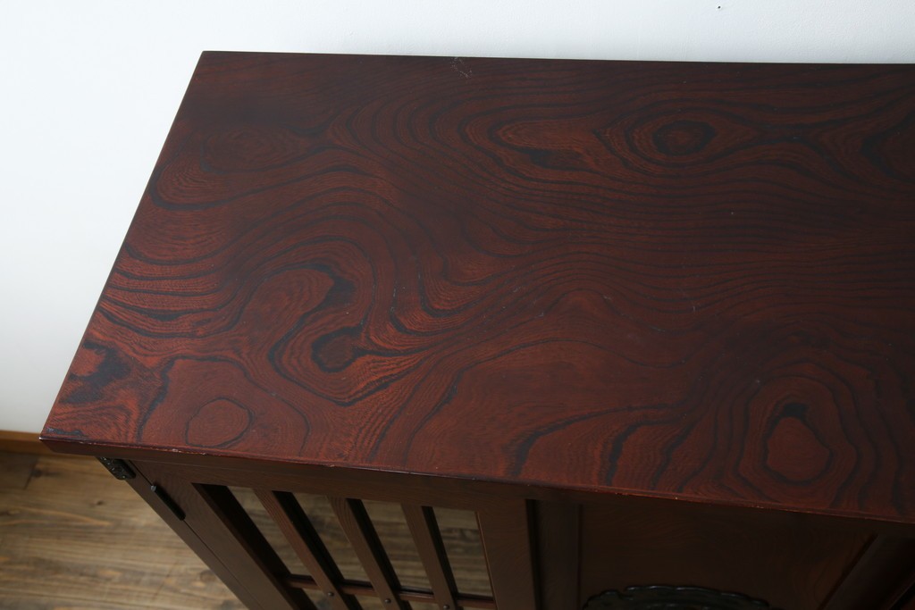 中古　美品　岩谷堂箪笥　牡丹文様の飾り金具と格子ガラス戸が印象的なキャビネット　(R-085763)