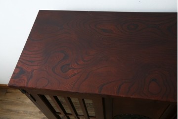 中古　美品　岩谷堂箪笥　牡丹文様の飾り金具と格子ガラス戸が印象的なキャビネット　(R-085763)