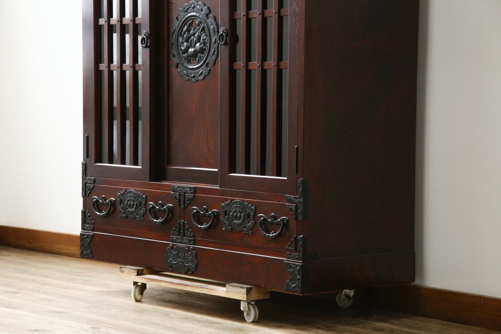 中古　美品　岩谷堂箪笥　牡丹文様の飾り金具と格子ガラス戸が印象的なキャビネット　(R-085763)