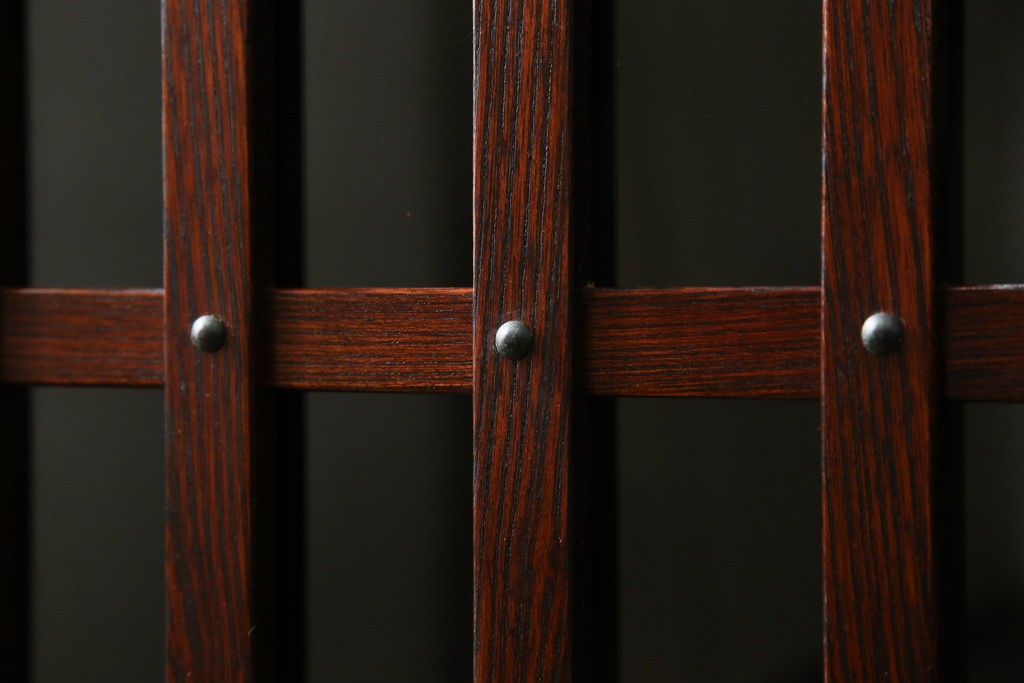 中古　美品　岩谷堂箪笥　牡丹文様の飾り金具と格子ガラス戸が印象的なキャビネット　(R-085763)