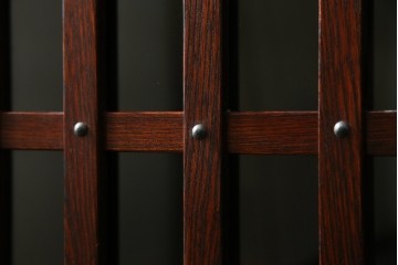 中古　美品　岩谷堂箪笥　牡丹文様の飾り金具と格子ガラス戸が印象的なキャビネット　(R-085763)