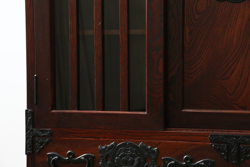 中古　美品　岩谷堂箪笥　牡丹文様の飾り金具と格子ガラス戸が印象的なキャビネット　(R-085763)