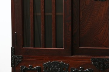 中古　美品　岩谷堂箪笥　牡丹文様の飾り金具と格子ガラス戸が印象的なキャビネット　(R-085763)