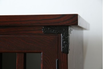 中古　美品　岩谷堂箪笥　牡丹文様の飾り金具と格子ガラス戸が印象的なキャビネット　(R-085763)