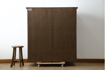 中古　美品　岩谷堂箪笥　牡丹文様の飾り金具と格子ガラス戸が印象的なキャビネット　(R-085763)