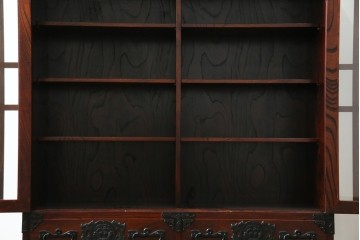 中古　美品　岩谷堂箪笥　牡丹文様の飾り金具と格子ガラス戸が印象的なキャビネット　(R-085763)