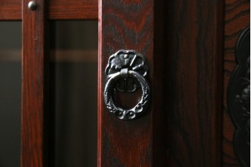 中古　美品　岩谷堂箪笥　牡丹文様の飾り金具と格子ガラス戸が印象的なキャビネット　(R-085763)