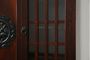 中古　美品　岩谷堂箪笥　牡丹文様の飾り金具と格子ガラス戸が印象的なキャビネット　(R-085763)