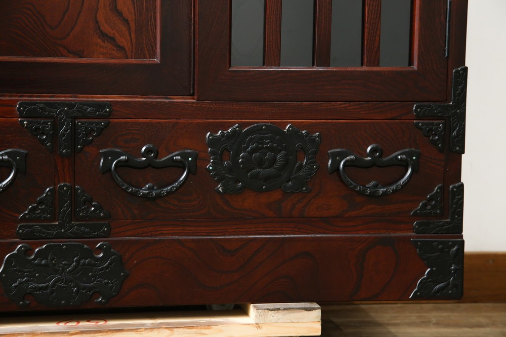 中古　美品　岩谷堂箪笥　牡丹文様の飾り金具と格子ガラス戸が印象的なキャビネット　(R-085763)