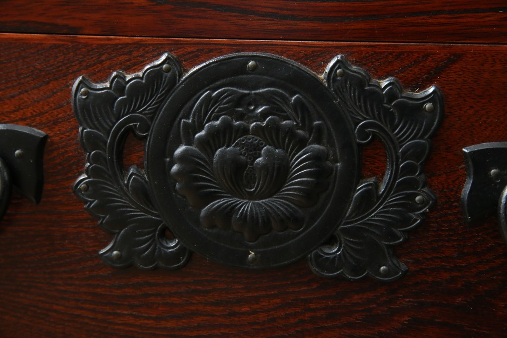 中古　美品　岩谷堂箪笥　牡丹文様の飾り金具と格子ガラス戸が印象的なキャビネット　(R-085763)