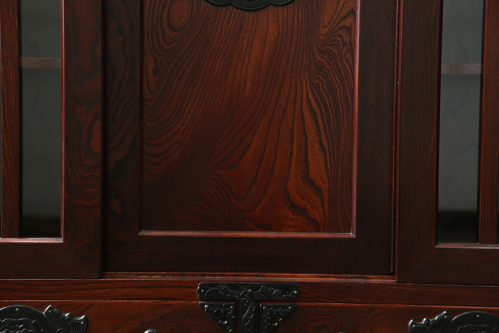 中古　美品　岩谷堂箪笥　牡丹文様の飾り金具と格子ガラス戸が印象的なキャビネット　(R-085763)