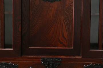 中古　美品　岩谷堂箪笥　牡丹文様の飾り金具と格子ガラス戸が印象的なキャビネット　(R-085763)