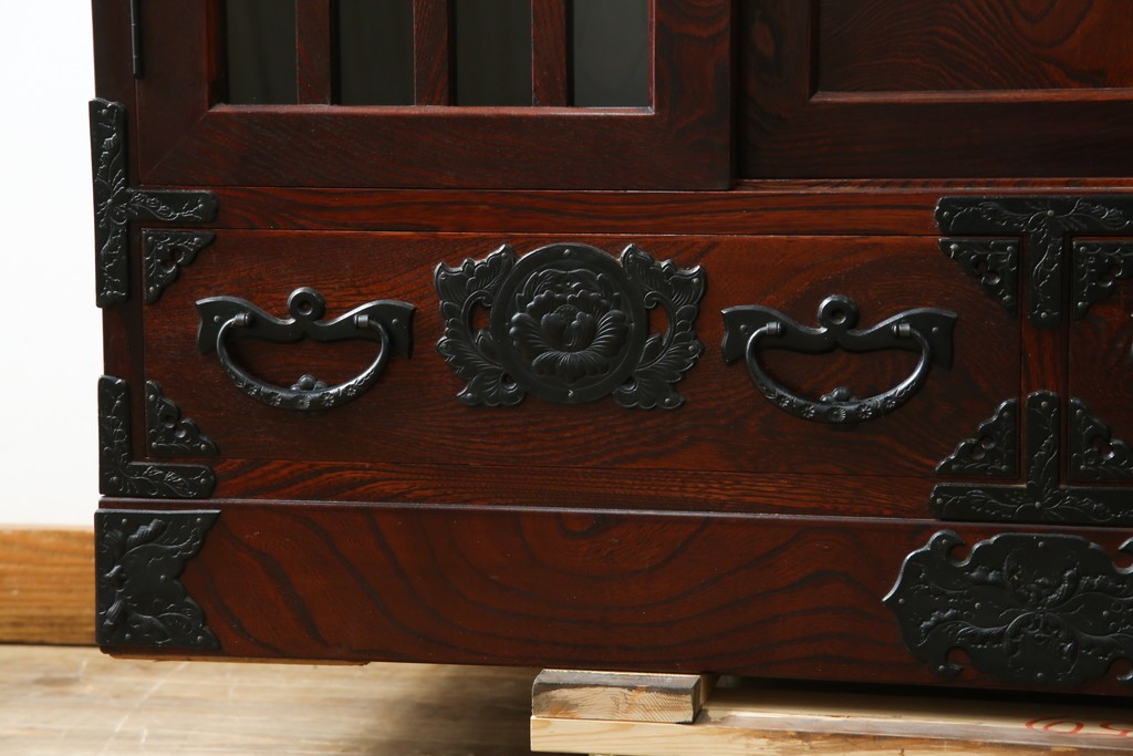 中古　美品　岩谷堂箪笥　牡丹文様の飾り金具と格子ガラス戸が印象的なキャビネット　(R-085763)