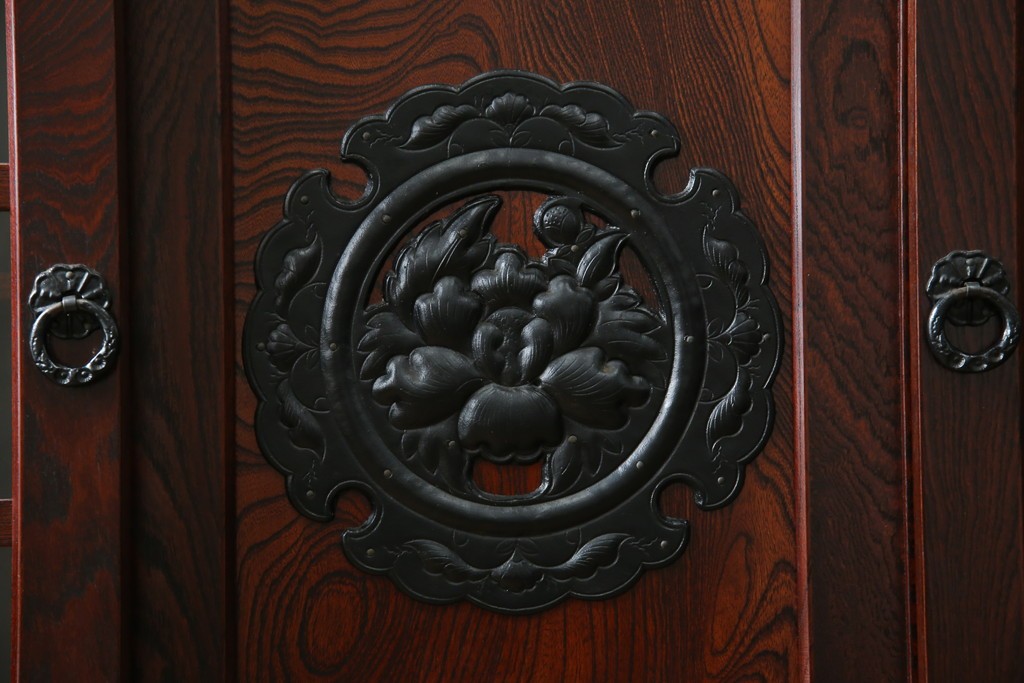 中古　美品　岩谷堂箪笥　牡丹文様の飾り金具と格子ガラス戸が印象的なキャビネット　(R-085763)