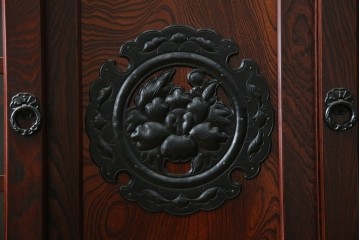 中古　美品　岩谷堂箪笥　牡丹文様の飾り金具と格子ガラス戸が印象的なキャビネット　(R-085763)