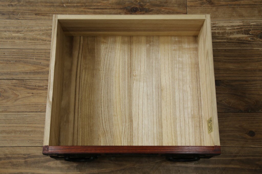 中古　美品　岩谷堂箪笥　牡丹文様の飾り金具と格子ガラス戸が印象的なキャビネット　(R-085763)