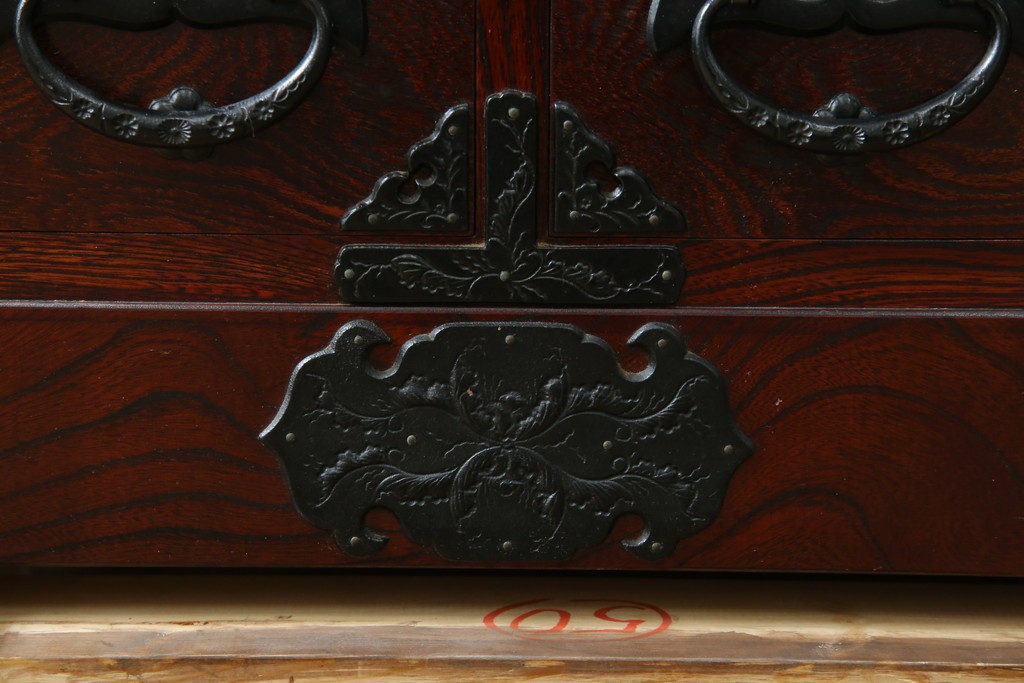 中古　美品　岩谷堂箪笥　牡丹文様の飾り金具と格子ガラス戸が印象的なキャビネット　(R-085763)