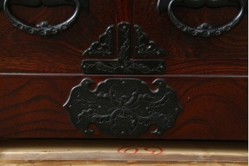 中古　美品　岩谷堂箪笥　牡丹文様の飾り金具と格子ガラス戸が印象的なキャビネット　(R-085763)