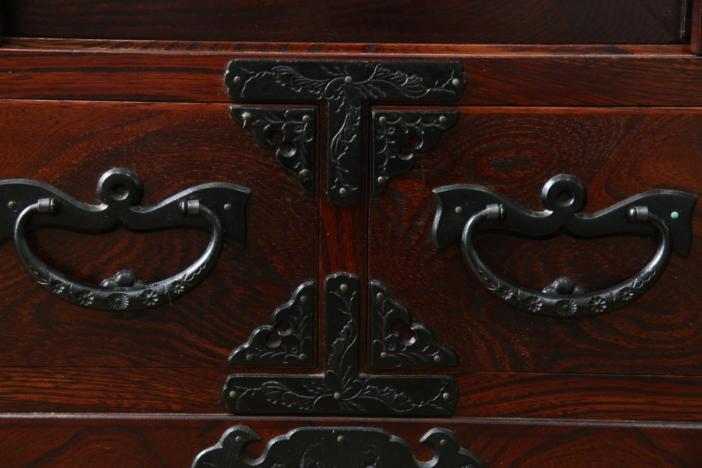 中古　美品　岩谷堂箪笥　牡丹文様の飾り金具と格子ガラス戸が印象的なキャビネット　(R-085763)