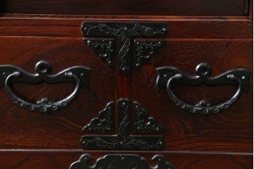 中古　美品　岩谷堂箪笥　牡丹文様の飾り金具と格子ガラス戸が印象的なキャビネット　(R-085763)