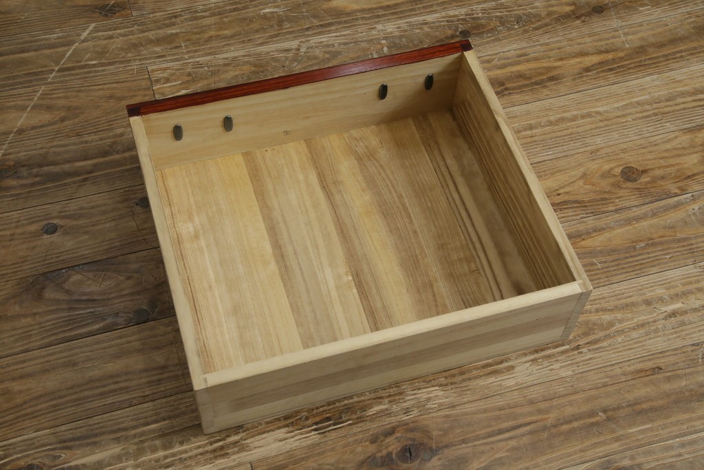 中古　美品　岩谷堂箪笥　牡丹文様の飾り金具と格子ガラス戸が印象的なキャビネット　(R-085763)