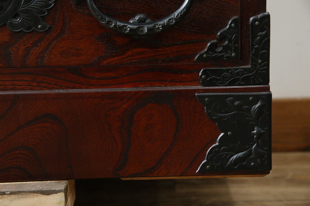 中古　美品　岩谷堂箪笥　牡丹文様の飾り金具と格子ガラス戸が印象的なキャビネット　(R-085763)