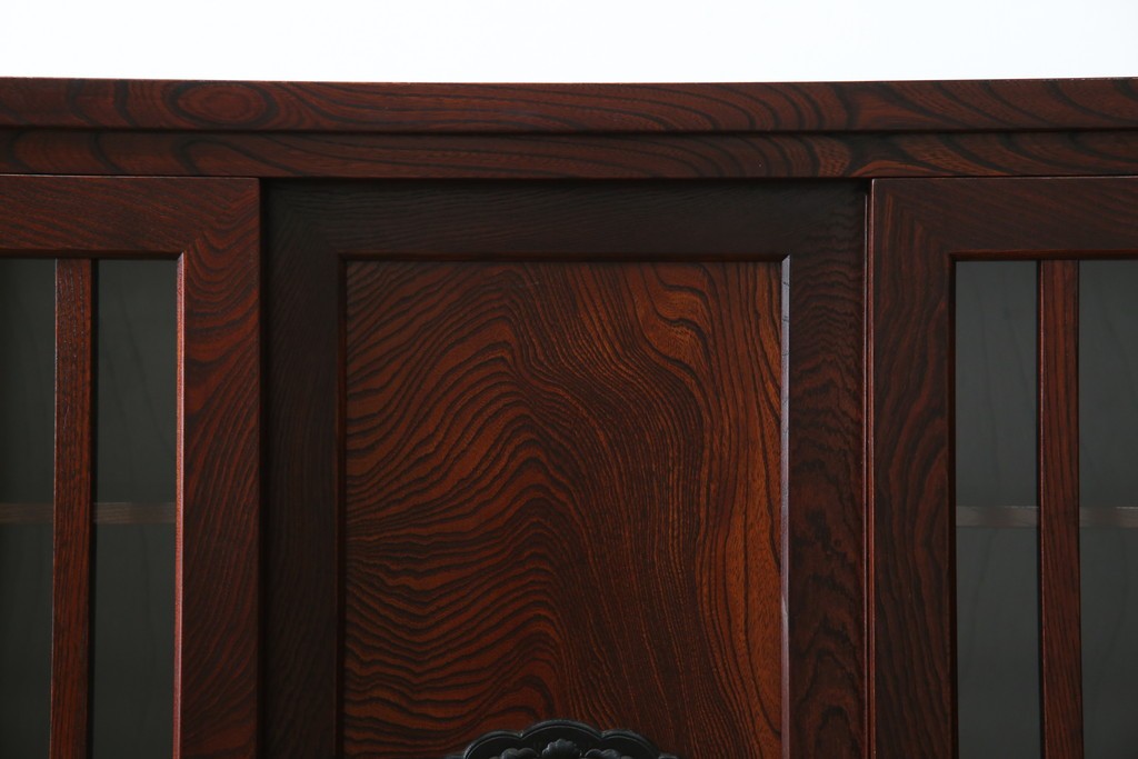 中古　美品　岩谷堂箪笥　牡丹文様の飾り金具と格子ガラス戸が印象的なキャビネット　(R-085763)