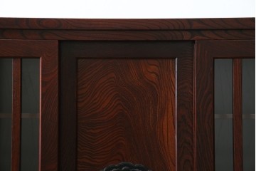 中古　美品　岩谷堂箪笥　牡丹文様の飾り金具と格子ガラス戸が印象的なキャビネット　(R-085763)