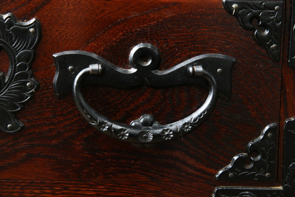 中古　美品　岩谷堂箪笥　牡丹文様の飾り金具と格子ガラス戸が印象的なキャビネット　(R-085763)