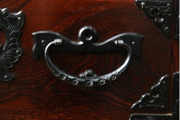 中古　美品　岩谷堂箪笥　牡丹文様の飾り金具と格子ガラス戸が印象的なキャビネット　(R-085763)