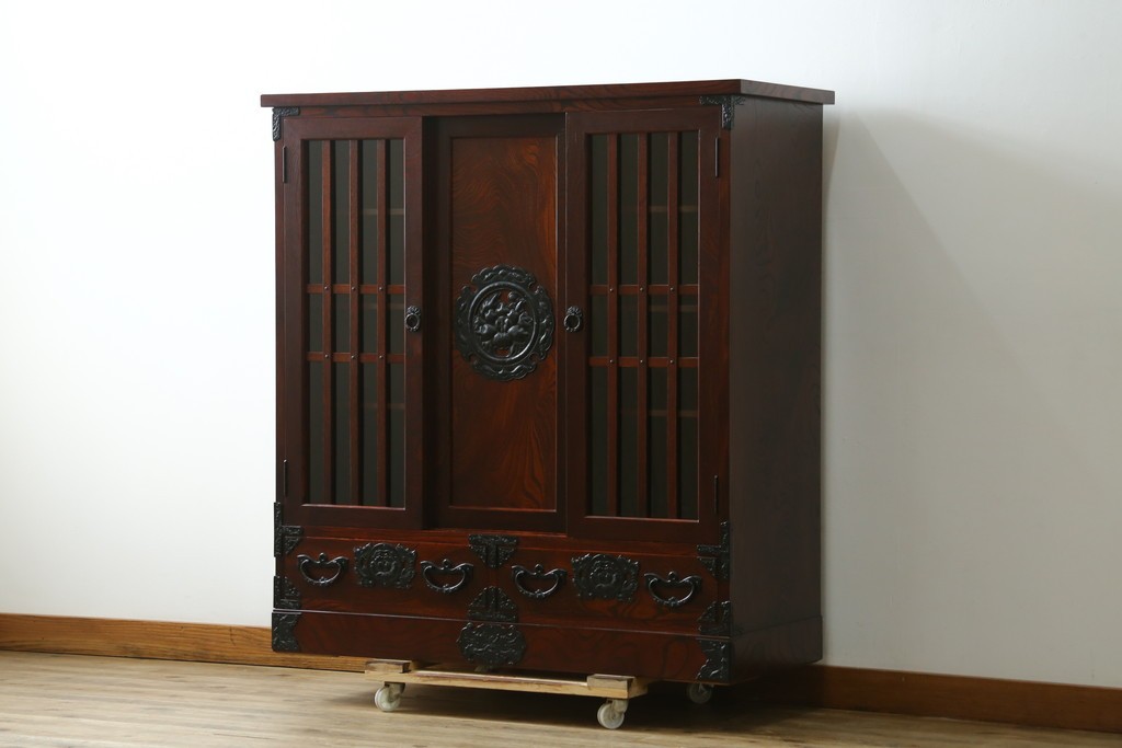 中古　美品　岩谷堂箪笥　牡丹文様の飾り金具と格子ガラス戸が印象的なキャビネット　(R-085763)