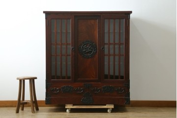 中古　美品　岩谷堂箪笥　牡丹文様の飾り金具と格子ガラス戸が印象的なキャビネット　(R-085763)