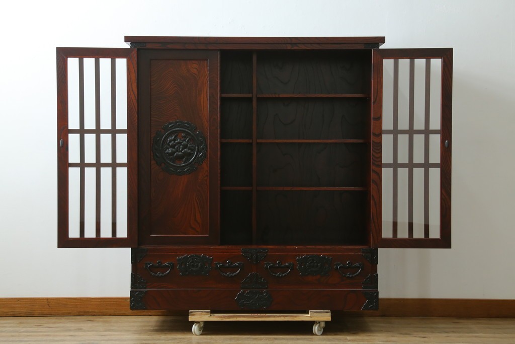 中古　美品　岩谷堂箪笥　牡丹文様の飾り金具と格子ガラス戸が印象的なキャビネット　(R-085763)