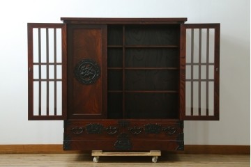 中古　美品　岩谷堂箪笥　牡丹文様の飾り金具と格子ガラス戸が印象的なキャビネット　(R-085763)