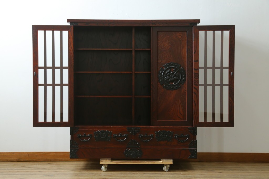 中古　美品　岩谷堂箪笥　牡丹文様の飾り金具と格子ガラス戸が印象的なキャビネット　(R-085763)
