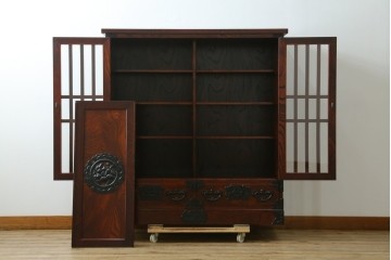 中古　美品　岩谷堂箪笥　牡丹文様の飾り金具と格子ガラス戸が印象的なキャビネット　(R-085763)