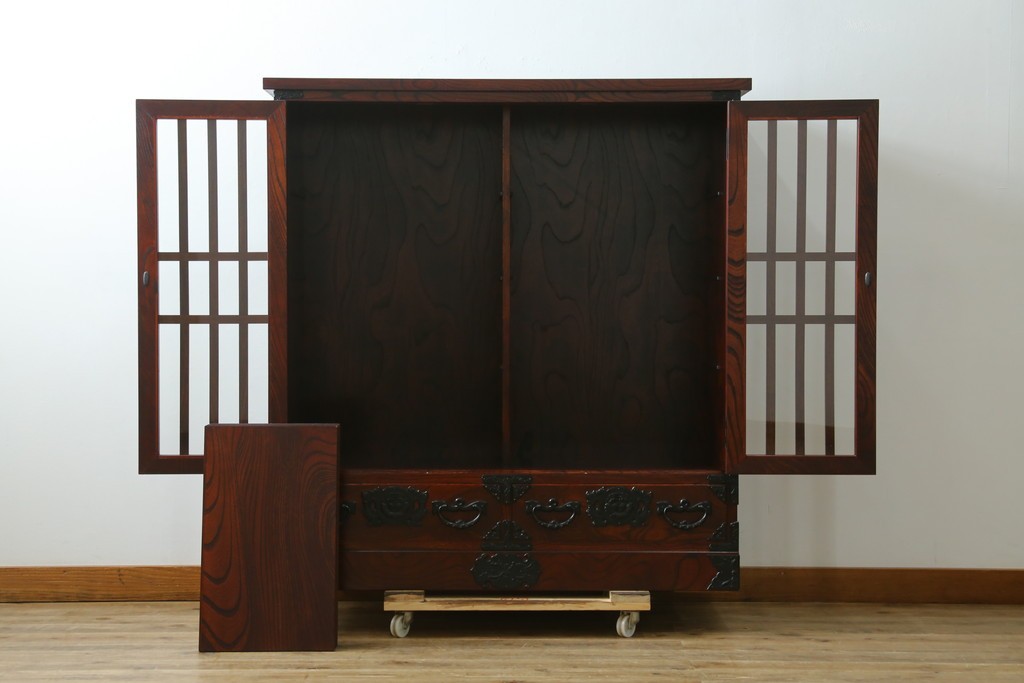 中古　美品　岩谷堂箪笥　牡丹文様の飾り金具と格子ガラス戸が印象的なキャビネット　(R-085763)