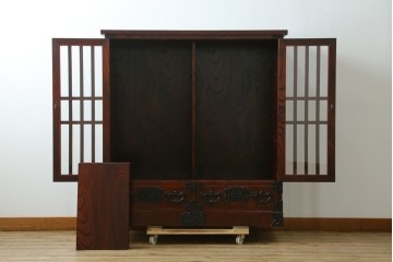 中古　美品　岩谷堂箪笥　牡丹文様の飾り金具と格子ガラス戸が印象的なキャビネット　(R-085763)